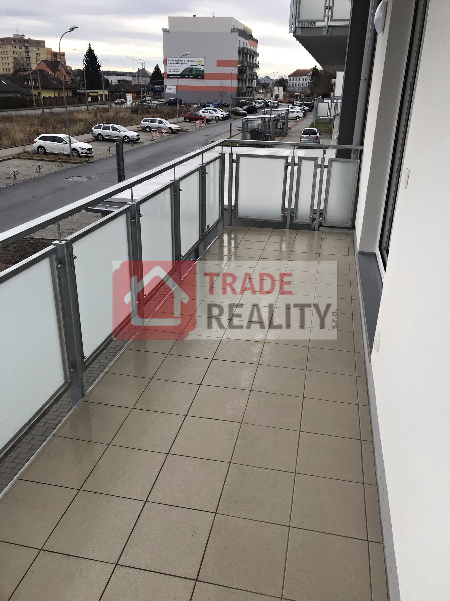 637816486186781445_balkon s dlažbou a osvětlením.jpeg